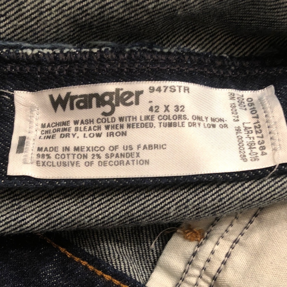 Wrangler Men’s Dark Blue Jeans  42/32 NWOT - Picture 2 of 3